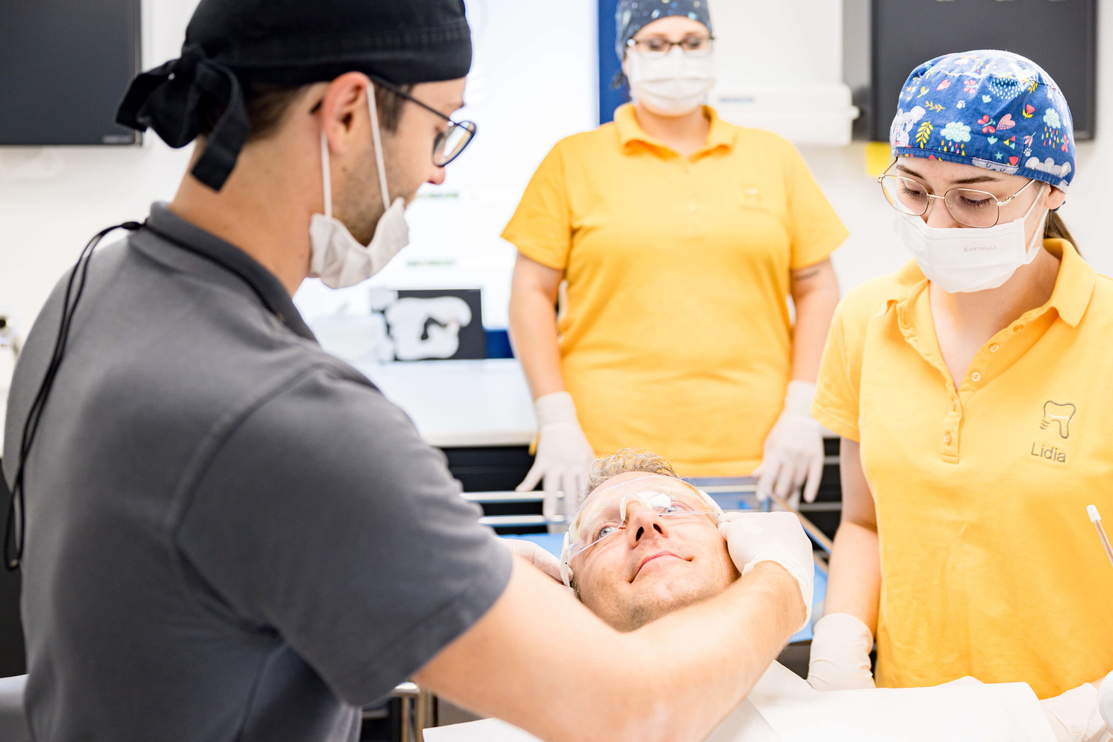 Dr. Manuel Reinisch mit seinem Team bei der Behandlung