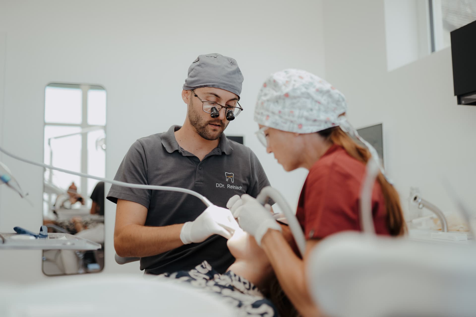 Dr. Manuel Reinisch bei einer Behandlung mit seiner Assistenz
